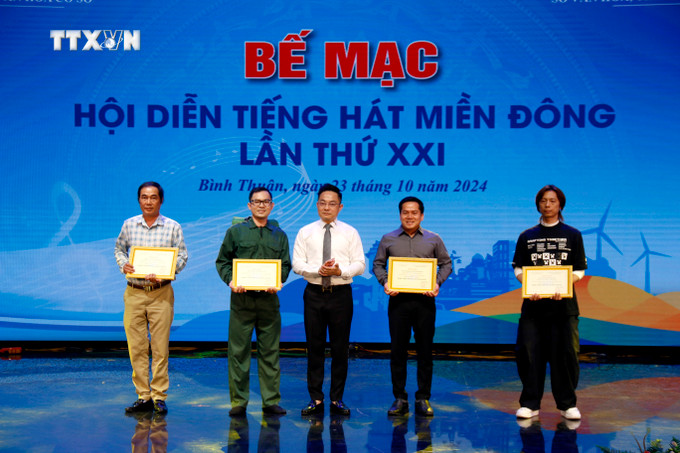 Trao huy chương Vàng nội dung Đờn ca tài từ và nhảy hiện đại cho các đơn vị. Ảnh: Nguyễn Thanh – TTXVN vna_potal_be_mac_hoi_dien_tieng_hat_mien_dong_lan_thu_21_nam_2024_7667171.jpg
