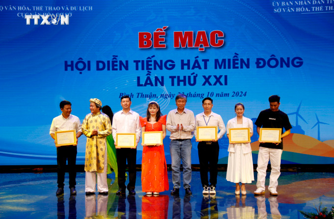 Trao huy chương Bạc nội dung Đờn ca tài từ và nhảy hiện đại cho các đơn vị. Ảnh: Nguyễn Thanh – TTXVN vna_potal_be_mac_hoi_dien_tieng_hat_mien_dong_lan_thu_21_nam_2024__7667170.jpg