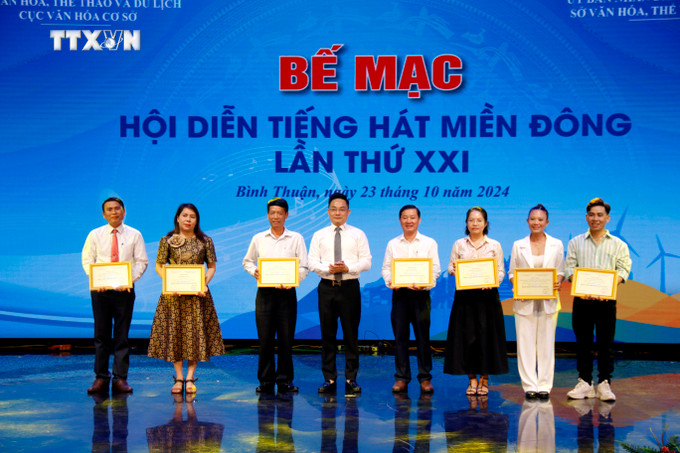 Trao huy chương Vàng nội dung biểu diễn nghệ thuật cho các đơn vị tại Hội diễn. Ảnh: Nguyễn Thanh – TTXVN vna_potal_be_mac_hoi_dien_tieng_hat_mien_dong_lan_thu_21_nam_2024_7667176.jpg