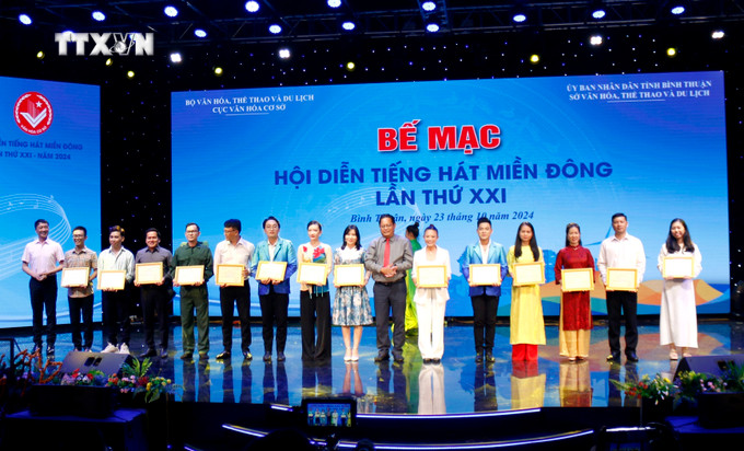 Trao huy chương Bạc nội dung biểu diễn nghệ thuật cho các đơn vị tại Hội diễn. Ảnh: Nguyễn Thanh – TTXVN vna_potal_be_mac_hoi_dien_tieng_hat_mien_dong_lan_thu_21_nam_2024_7667172.jpg
