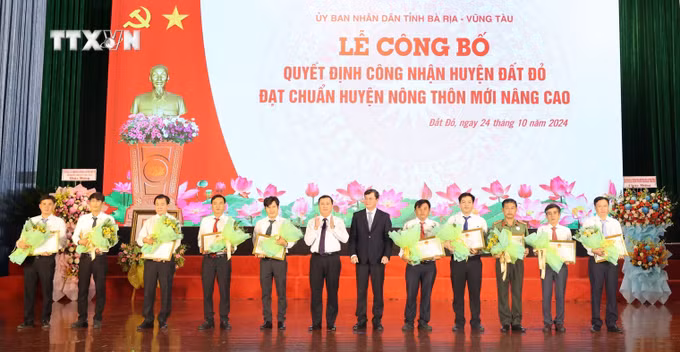 vna_potal_le_cong_bo_huyen_dat_do_dat_chuan_nong_thon_moi_nang_cao_nam_2023_7668663.jpg