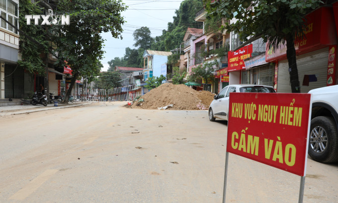 Cảnh báo sạt lở đất tại điểm sạt lở ở phường Yên Ninh, thành phố Yên Bái. Ảnh: Tuấn Anh – TTXVN vna_potal_canh_bao_sat_lo_dat_tai_yen_bai__7627847.jpg