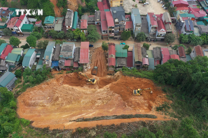 Thời tiết sẽ còn diễn biến phức tạp, nhiều quả đồi trong khu vực thành phố Yên Bái đã xuất hiện những vết nứt lớn, kéo dài, nguy cơ sạt lở đất vẫn ở mức rất lớn. Ảnh: Tuấn Anh – TTXVN vna_potal_canh_bao_sat_lo_dat_tai_yen_bai__7627845.jpg