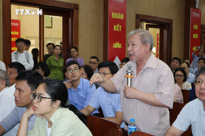 Các chuyên gia địa chất đề xuất các giải pháp phòng tránh sạt lở đất vùng núi. Ảnh: Diệu Thúy - TTXVN vna_potal_hoi_thao_khoa_hoc_tham_hoa_lang_nu_-_nguyen_nhan_va_giai_phap_phong_tranh_7628700.jpg