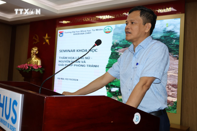 Giáo sư, Tiến sỹ Đỗ Minh Đức, Trưởng bộ môn Địa kỹ thuật và Phát triển hạ tầng, Khoa Địa chất, Trường Đại học Khoa học Tự nhiên, Đại học Quốc gia Hà Nội phát biểu. Ảnh: Diệu Thúy - TTXVN vna_potal_hoi_thao_khoa_hoc_tham_hoa_lang_nu_-_nguyen_nhan_va_giai_phap_phong_tranh_7628699.jpg