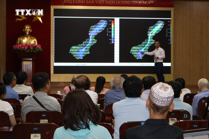 Phó Giáo sư, Tiến sỹ Nguyễn Châu Lân, Phó trưởng Bộ môn địa kỹ thuật, Khoa Công trình, Trường Đại học Giao thông Vận tải phân tích nguyên nhân thảm họa Làng Nủ. Ảnh: Diệu Thúy - TTXVN vna_potal_hoi_thao_khoa_hoc_tham_hoa_lang_nu_-_nguyen_nhan_va_giai_phap_phong_tranh_7628697.jpg