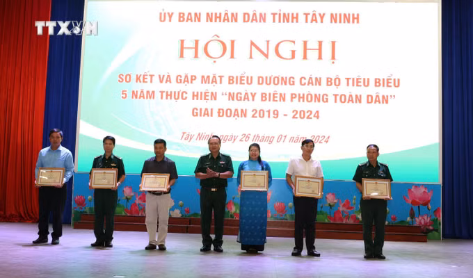 vna_potal_tay_ninh_khen_thuong_cac_tap_the_ca_nhan_co_thanh_tich_xuat_sac_trong_nhiem_vu_vi_chu_quyen_an_ninh_bien_gioi_to_quoc_7199852.jpg