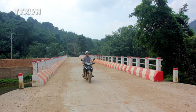 Cầu bê tông bắc qua sông Phó Đáy giúp người dân thôn Bum Kẹn, xã Hùng Lợi (Yên Sơn, Tuyên Quang) đi lại thuận tiện hơn. Ảnh: Quang Cường – TTXVN vna_potal_doi_thay_vung_dat_atk_yen_son_tuyen_quang_7187493.jpg