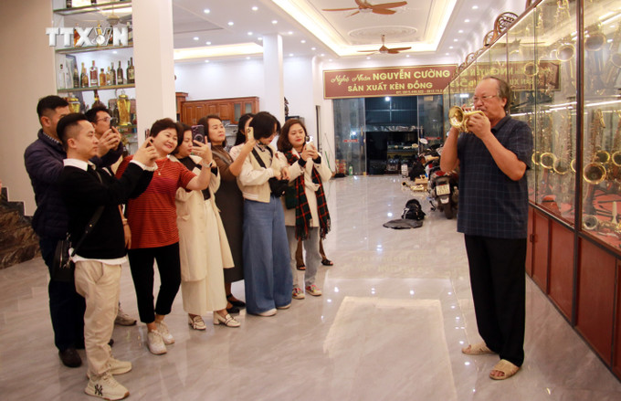 Du khách tham quan nhà của nghệ nhân kèn đồng Nguyễn Văn Cường, hộ dân liên kết xây dựng sản phẩm Ecohost Hải Hậu. Ảnh: Nguyễn Lành - TTXVN vna_potal_kinh_nghiem_nang_sao_cho_san_pham_ocop_tai_nam_dinh_7265267.jpg