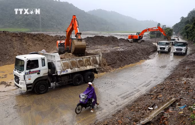 vna_potal_dien_bien_no_luc_dam_bao_giao_thong_mua_mua_lu_7517490.jpg