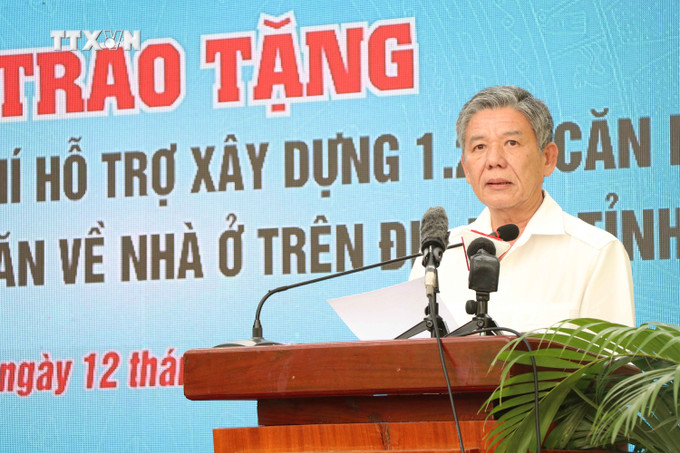 Bí thư Tỉnh ủy Trà Vinh Ngô Chí Cường phát biểu tại buổi lễ. Ảnh: Thanh Hòa-TTXVN vna_potal_bo_cong_an_ho_tro_xay_dung_1290_can_nha_cho_ho_ngheo_o_tra_vinh_7319363.jpg