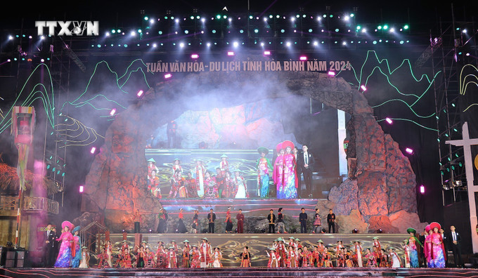 Toàn cảnh Liên hoan trình diễn trang phục các dân tộc tỉnh Hòa Bình. Ảnh: Thanh Hải - TTXVN Toàn cảnh Liên hoan trình diễn trang phục các dân tộc tỉnh Hòa Bình. Ảnh: Thanh Hải - TTXVN