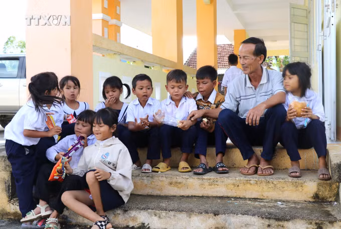 vna_potal_nhung_nguoi_thay_miet_mai_“gieo_chu”_noi_vung_cao_phu_yen_7709155.jpg