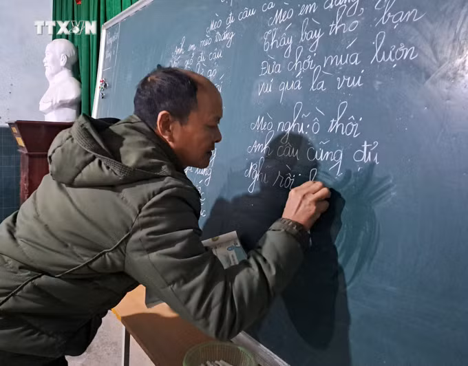 vna_potal_miet_mai_“gieo_cai_chu”_tren_cao_nguyen_da_dong_van_ha_giang_7692300.jpg