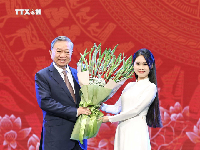 Sinh viên Lê Huyền Trang, đại diện cho thế hệ trẻ Trường Đại học Kinh tế, Đại học Quốc gia Hà Nội tặng hoa Tổng Bí thư Tô Lâm. Ảnh: Thống Nhất – TTXVN vna_potal_tong_bi_thu_gap_mat_cac_nha_giao_can_bo_quan_ly_giao_duc_nhan_ngay_nha_giao_viet_nam_2011_7709179.jpg