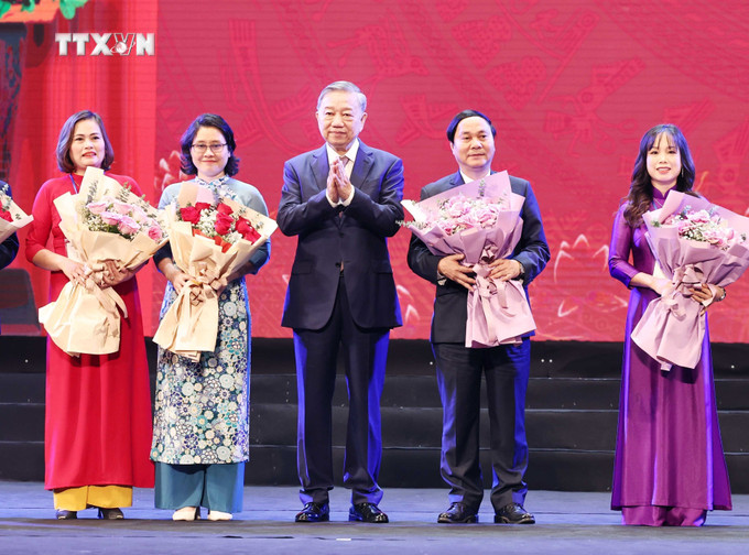 Tổng Bí thư Tô Lâm tặng hoa chúc mừng các nhà giáo, cán bộ quản lý giáo dục. Ảnh: Thống Nhất – TTXVN vna_potal_tong_bi_thu_gap_mat_cac_nha_giao_can_bo_quan_ly_giao_duc_nhan_ngay_nha_giao_viet_nam_2011_7709052.jpg
