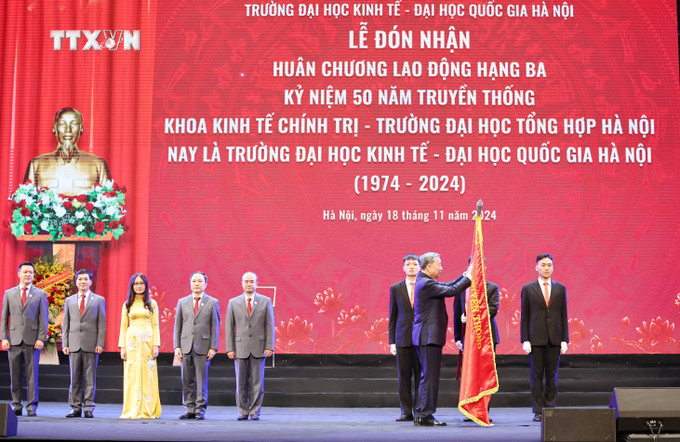 Tổng Bí thư Tô Lâm trao tặng Huân chương Lao động hạng Ba cho Trường Đại học Kinh tế - Đại học Quốc gia Hà Nội nhân dịp kỷ niệm 50 năm ngày thành lập trường. Ảnh: Thống Nhất – TTXVN vna_potal_tong_bi_thu_gap_mat_cac_nha_giao_can_bo_quan_ly_giao_duc_nhan_ngay_nha_giao_viet_nam_2011_7709054.jpg