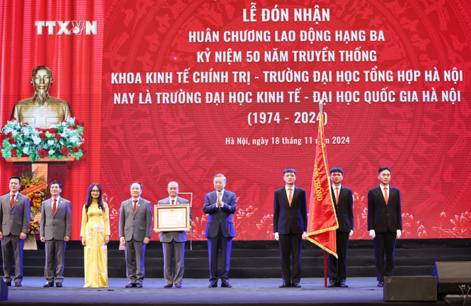 Tổng Bí thư Tô Lâm trao tặng Huân chương Lao động hạng Ba cho Trường Đại học Kinh tế - Đại học Quốc gia Hà Nội nhân dịp kỷ niệm 50 năm ngày thành lập trường. Ảnh: Thống Nhất – TTXVN vna_potal_tong_bi_thu_gap_mat_cac_nha_giao_can_bo_quan_ly_giao_duc_nhan_ngay_nha_giao_viet_nam_2011_7709056.jpg
