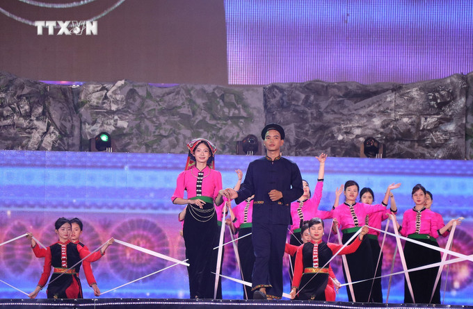 Màn trình diễn trang phục của dân tộc Thái. Ảnh: Thanh Hải - TTXVN vna_potal_lien_hoan_trinh_dien_trang_phuc_cac_dan_toc_tinh_hoa_binh_7708649.jpg