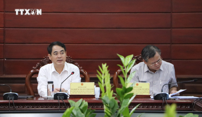 Ông Nghiêm Xuân Thành (trái), Ủy viên Trung ương Đảng, Bí thư Tỉnh ủy Hậu Giang phát biểu. Ảnh: Hồng Thái - TTXVN vna_potal_hau_giang_lam_viec_ve_de_an_khai_thac_tau_du_lich_xa_no_7436135.jpg