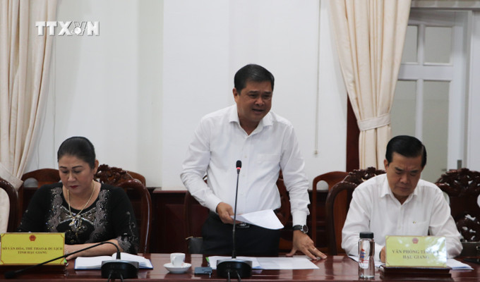 Ông Nguyễn Văn Bảy, Giám đốc Sở Văn hóa, Thể thao và Du lịch tỉnh Hậu Giang, thông tin tình hình hoạt động tàu du lịch. Ảnh: Hồng Thái - TTXVN vna_potal_hau_giang_lam_viec_ve_de_an_khai_thac_tau_du_lich_xa_no_7436133.jpg