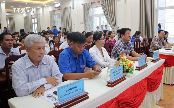 Các đại biểu tham dự lễ trao học bổng. Ảnh: Công Thử - TTXVN vna_potal_trao_hoc_bong_vu_a_dinh_va_cau_lac_bo_“vi_hoang_sa_-_truong_sa_than_yeu”_cho_hoc_sinh_tai_ninh_thuan___7369476.jpg