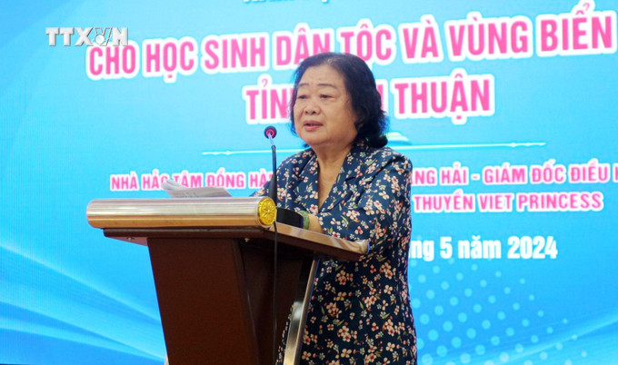 Bà Trương Mỹ Hoa, Chủ tịch Quỹ học bổng Vừ A Dính, Chủ nhiệm Câu lạc bộ “Vì Hoàng Sa - Trường Sa thân yêu”, phát biểu tại lễ trao học bổng. Ảnh: Công Thử - TTXVN vna_potal_trao_hoc_bong_vu_a_dinh_va_cau_lac_bo_“vi_hoang_sa_-_truong_sa_than_yeu”_cho_hoc_sinh_tai_ninh_thuan___7369473.jpg