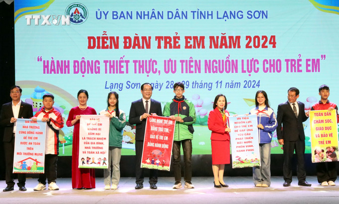 Đại diện trẻ em trao khuyến nghị thông điệp của diễn đàn cho lãnh đạo tỉnh, các sở ban, ngành liên quan. Ảnh: Văn Đạt - TTXVN Ảnh: Văn Đạt - TTXVN vna_potal_dien_dan_tre_em_tinh_lang_son_nam_2024_7730127.jpg