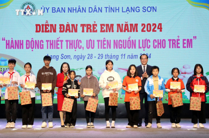 Trao quà cho trẻ em tiêu biểu tỉnh Lạng Sơn. Ảnh: Văn Đạt - TTXVN vna_potal_dien_dan_tre_em_tinh_lang_son_nam_2024_7730125.jpg