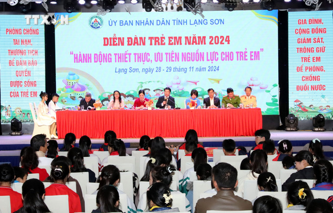 Đại diện các sở, ban, ngành tỉnh Lạng Sơn trao đổi, trả lời các câu hỏi của trẻ em trên địa bàn. Ảnh: Văn Đạt - TTXVN vna_potal_dien_dan_tre_em_tinh_lang_son_nam_2024_7730128.jpg