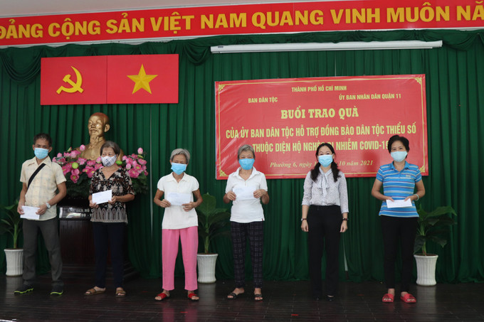 Trao quà hỗ trợ đồng bào dân tộc thiểu số thuộc diện hộ nghèo bị nhiễm COVID-19 ảnh 3