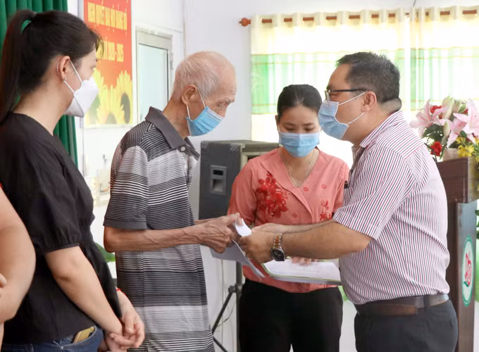 Trao quà hỗ trợ đồng bào dân tộc thiểu số thuộc diện hộ nghèo bị nhiễm COVID-19 ảnh 2