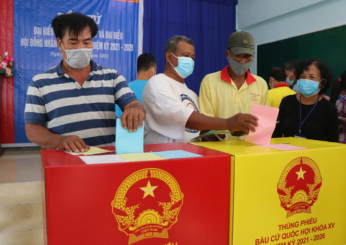 Gần 612.500 cử tri tỉnh Bạc Liêu đã đi bỏ phiếu bầu cử Đại biểu Quốc hội khóa XV và đại biểu HĐND các cấp nhiệm kỳ 2021 - 2026. Trong ảnh: Sư sãi và đồng bào Khmer Bạc Liêu bỏ phiếu bầu cử . Ảnh: Nhật Bình - TTXVN Cử tri đồng bào dân tộc, tôn giáo, vùng sâu, vùng xa, khu vực biên giới nô nức tham gia bầu cử ảnh 3