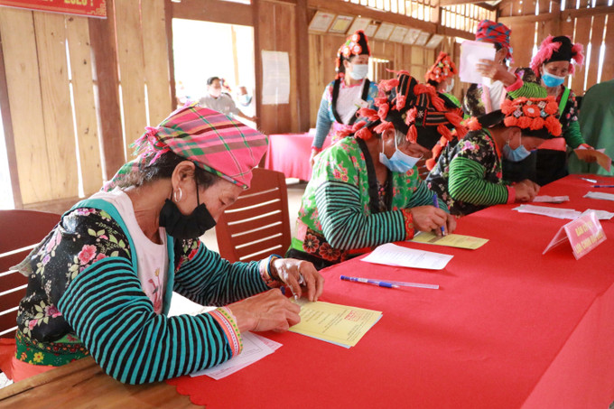 Cử tri người Mông tại bản Nậm Giắt, xã Phỏng Lái, huyện Thuận Châu, tỉnh Sơn La đi bỏ phiếu. Ảnh: Hữu Quyết – TTXVN Cử tri đồng bào dân tộc, tôn giáo, vùng sâu, vùng xa, khu vực biên giới nô nức tham gia bầu cử ảnh 6