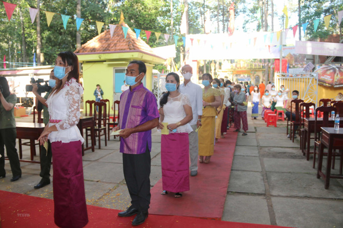 Bà con Khmer đi bỏ phiếu tại Khu vực khóm 1, phường 9, thành phố Trà Vinh. Ảnh: Phúc Sơn – TTXVN Cử tri đồng bào dân tộc, tôn giáo, vùng sâu, vùng xa, khu vực biên giới nô nức tham gia bầu cử ảnh 12