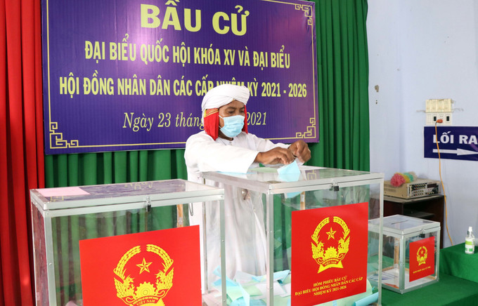 Chức sắc Chăm đạo Bà ni ở xã Phước Nam, huyện Thuận Nam (tỉnh Ninh Thuận) bỏ phiếu bầu cử. Ảnh: Công Thử - TTXVN Cử tri đồng bào dân tộc, tôn giáo, vùng sâu, vùng xa, khu vực biên giới nô nức tham gia bầu cử ảnh 11