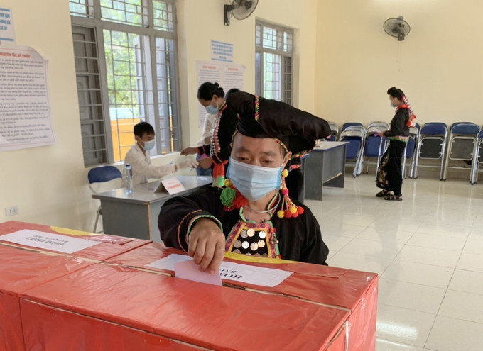 Ngày 23/5, 244 khu vực bầu cử tại các xã biên giới tỉnh Điện Biên với hơn 67.000 cử tri đi bầu cử Đại biểu Quốc hội khóa XV và đại biểu Hội đồng Nhân dân các cấp nhiệm kỳ 2021-2026. Trong ảnh: Cử tri dân tộc Si-La bỏ phiếu bầu cử. Ảnh: Xuân Tiến –TTXVN Cử tri đồng bào dân tộc, tôn giáo, vùng sâu, vùng xa, khu vực biên giới nô nức tham gia bầu cử ảnh 8