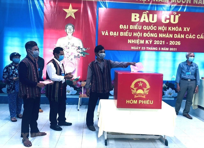 Cử tri đồng bào dân tộc Chơ Ro, xã Xuân Thiện, huyện Thống Nhất, tỉnh Đồng Nai bỏ phiếu bầu cử. (Ảnh: TTXVN phát) Cử tri đồng bào dân tộc, tôn giáo, vùng sâu, vùng xa, khu vực biên giới nô nức tham gia bầu cử ảnh 4