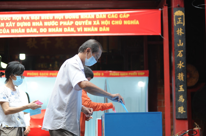 Bà con người Hoa ở Chợ Lớn đi bỏ phiếu bầu tại điểm bỏ phiếu Hội quán Hà Chương (phường 14, quận 5, TP.HCM). Ảnh: An Hiếu (Báo ảnh DT&MN/TTXVN) Cử tri đồng bào dân tộc, tôn giáo, vùng sâu, vùng xa, khu vực biên giới nô nức tham gia bầu cử ảnh 13