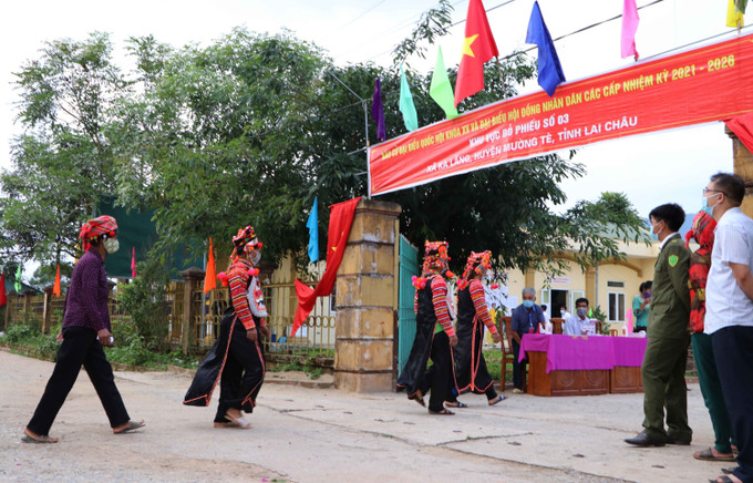 Hơn 274.200 cử tri đồng bào các dân tộc trên địa bàn tỉnh Lai Châu đi bỏ phiếu bầu cử đại biểu Quốc hội khóa XV và đại biểu HĐND các cấp nhiệm kỳ 2021-2026. Trong ảnh: Ngay từ sáng sớm, cử tri đã đến khu vực bỏ phiếu số 3, xã Ka Lăng, huyện Mường Tè, tỉnh Lai Châu đi bầu cử. Ảnh: Nguyễn Văn Oanh-TTXVN Cử tri đồng bào dân tộc, tôn giáo, vùng sâu, vùng xa, khu vực biên giới nô nức tham gia bầu cử ảnh 9