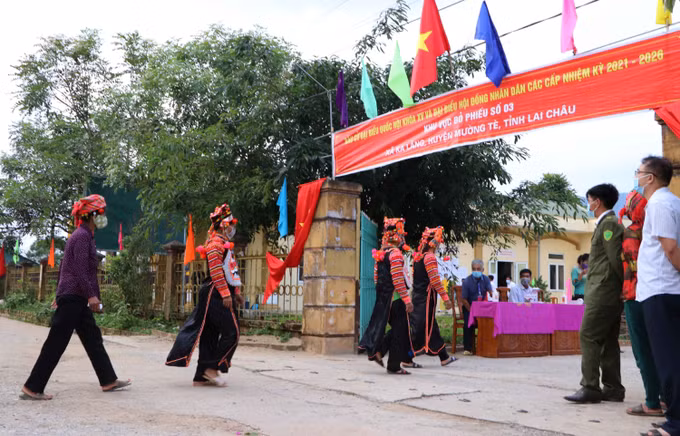 Cử tri đồng bào dân tộc, tôn giáo, vùng sâu, vùng xa, khu vực biên giới nô nức tham gia bầu cử ảnh 9