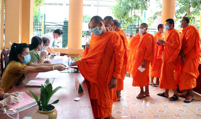 Tại điểm bỏ phiếu khu vực Phường 6, thành phố Sóc Trăng (tỉnh Sóc Trăng), đông đảo sư sãi, đồng bào Khmer đi bầu Đại biểu Quốc hội khóa XV và đại biểu HĐND các cấp nhiệm kỳ 2021 - 2026. Trong ảnh: Cử tri là sư sãi nhận phiếu bầu cử tại Phường 6, thành phố Sóc Trăng. Ảnh: Trung Hiếu-TTXVN Cử tri đồng bào dân tộc, tôn giáo, vùng sâu, vùng xa, khu vực biên giới nô nức tham gia bầu cử ảnh 10