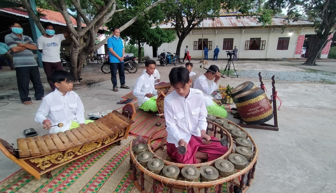 Không khí vui tươi, mang đậm không gian văn hóa dân tộc của đồng bào Khmer An Giang tại khu vực bỏ phiếu số 4, xã An Cư, huyện Tri Tôn, tỉnh An Giang. Ảnh: Công Mạo-TTXVN Cử tri đồng bào dân tộc, tôn giáo, vùng sâu, vùng xa, khu vực biên giới nô nức tham gia bầu cử ảnh 1
