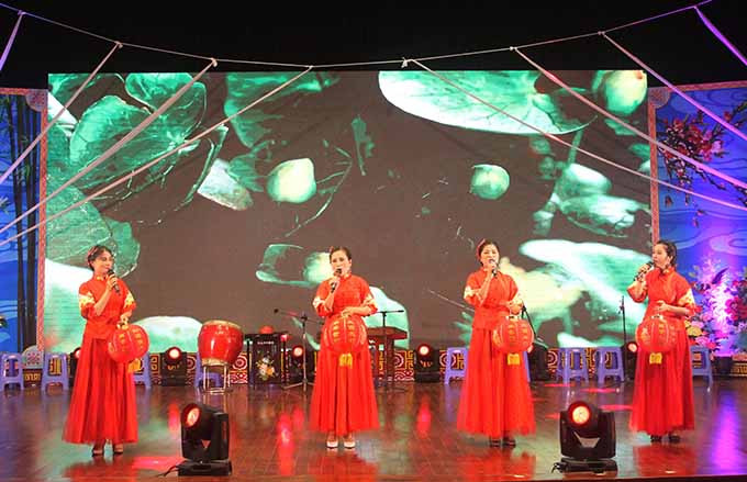 Tiết mục ca nhạc truyền thống tại hội diễn Hội diễn nghệ thuật quần chúng và trình diễn trang phục truyền thống dân tộc Hoa ảnh 1