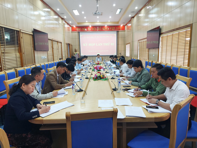Kỳ họp lần thứ 2 của Ủy ban Bầu cử huyện Mường Tè về công tác chuẩn bị cho bầu cử đại biểu Quốc hội khóa XV và Hội đồng nhân dân các cấp nhiệm kỳ 2021-2026. Ảnh: muongte.laichau.gov.vn