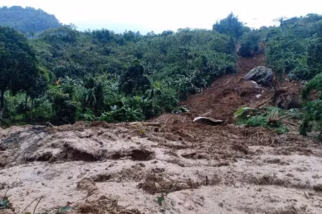 Quảng Nam: Quả đồi bất ngờ đổ sập xuống đường sau mưa lớn
