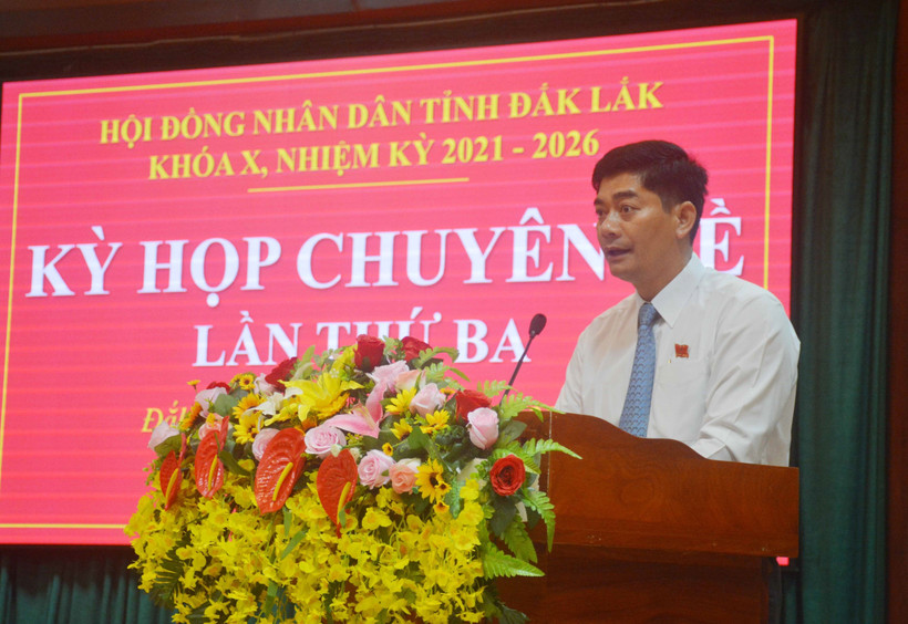 Ủy viên dự khuyết Trung ương Đảng, Trưởng Đoàn ĐBQH, Chủ tịch HĐND tỉnh Đắk Lắk Y Vinh Tơr phát biểu tại Kỳ họp. Ảnh: Hoài Thu – TTXVN