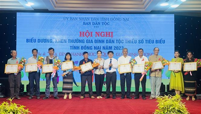 Biểu dương các gia đình dân tộc thiểu số tiêu biểu ở Đồng Nai