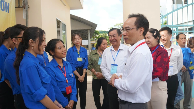 Đoàn công tác kiểm tra điểm thi Trường Trường THPT Tập Sơn (huyện Trà Cú). Ảnh: TTXVN phát