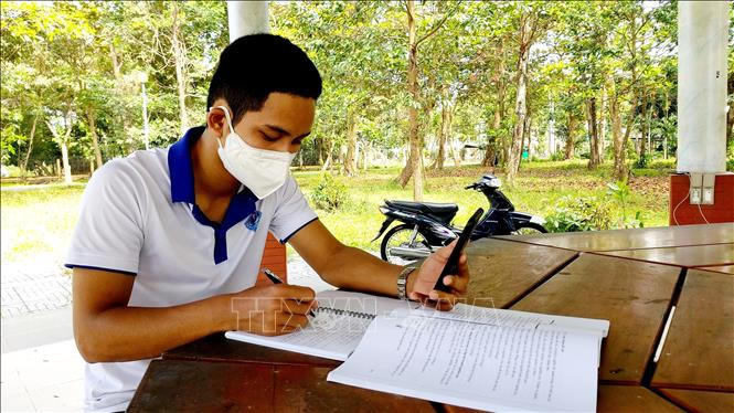 Vượt khó học giỏi, sinh viênThạch Hữu Nhân 4 lần đoạt giải thưởng Lương Định Của, 4 học bổng dành cho sinh viên xuất sắc của trường Đại học Cần Thơ... Ảnh: Thu Hiền - TTXVN